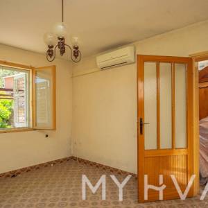 Kuća sa tradicionalnim Dvorom u Dolu