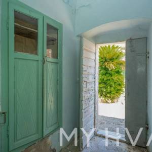 Kuća sa tradicionalnim Dvorom u Dolu