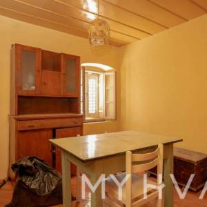 Kuća sa tradicionalnim Dvorom u Dolu