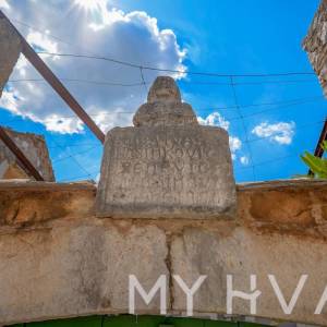 Kuća sa tradicionalnim Dvorom u Dolu