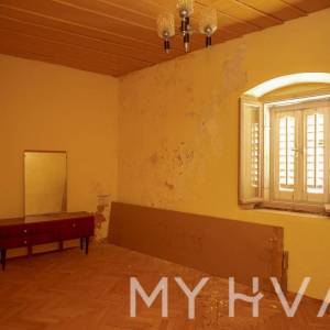 Kuća sa tradicionalnim Dvorom u Dolu