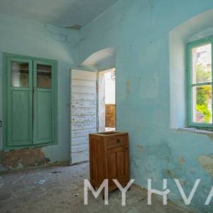 Kuća sa tradicionalnim Dvorom u Dolu