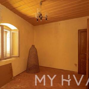 Kuća sa tradicionalnim Dvorom u Dolu