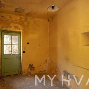 Kuća sa tradicionalnim Dvorom u Dolu