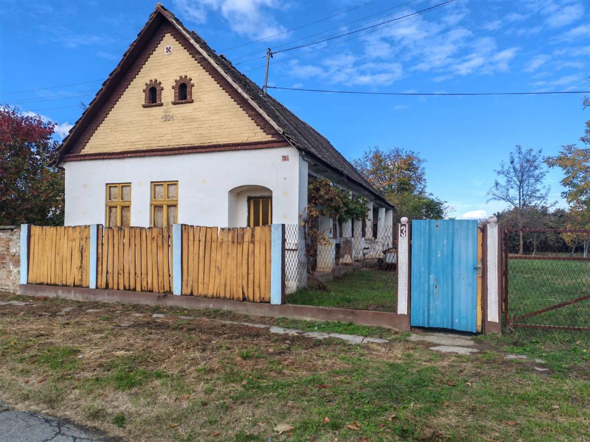 Kuća sa velikim dvorištem i baštom - Tenja