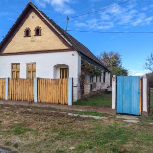Kuća sa velikim dvorištem i baštom - Tenja