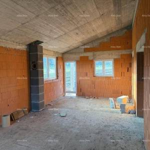 Kuća  u roh-bau fazi s velikom okućnicom – Cerovlje