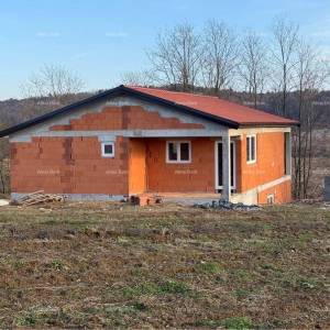 Kuća  u roh-bau fazi s velikom okućnicom – Cerovlje