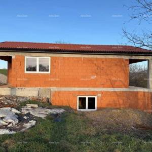 Kuća  u roh-bau fazi s velikom okućnicom – Cerovlje