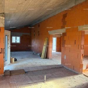 Kuća  u roh-bau fazi s velikom okućnicom – Cerovlje