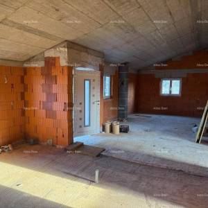 Kuća  u roh-bau fazi s velikom okućnicom – Cerovlje