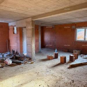 Kuća  u roh-bau fazi s velikom okućnicom – Cerovlje