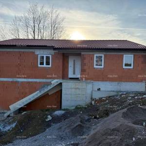 Kuća  u roh-bau fazi s velikom okućnicom – Cerovlje