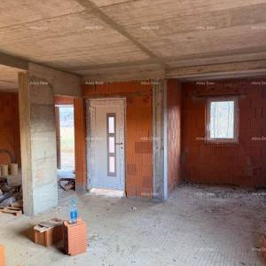 Kuća  u roh-bau fazi s velikom okućnicom – Cerovlje