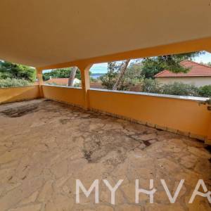 Kuća u Zavali sa pogledom na more