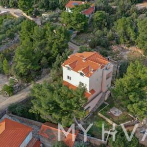 Kuća u Zavali sa pogledom na more