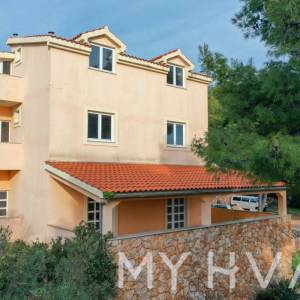 Kuća u Zavali sa pogledom na more