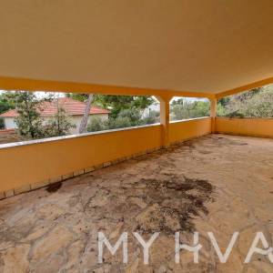 Kuća u Zavali sa pogledom na more