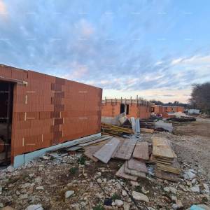 LIŽNJAN! PRODAJA KUĆA U IZGRADNJI S BAZENOM.