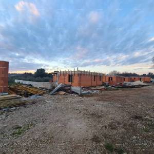 LIŽNJAN! PRODAJA KUĆA U IZGRADNJI S BAZENOM.