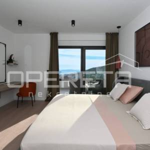 Luksuzna moderna vila s panoramskim pogledom na Split – Klis