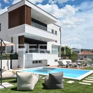 Luksuzna moderna vila s panoramskim pogledom na Split – Klis