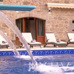 Luksuzna seoska vila s bazenom u Dolu