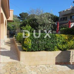 MALI LOŠINJ, ARTATORE - Kuća sa tri apartmana i razrađenim turizmom