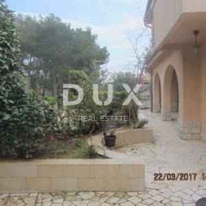 MALI LOŠINJ, ARTATORE - Kuća sa tri apartmana i razrađenim turizmom