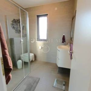 Malinska, apartman s prostranom terasom u urbanoj vili!