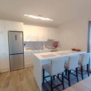 Malinska, apartman s prostranom terasom u urbanoj vili!