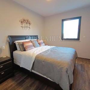 Malinska, apartman s prostranom terasom u urbanoj vili!