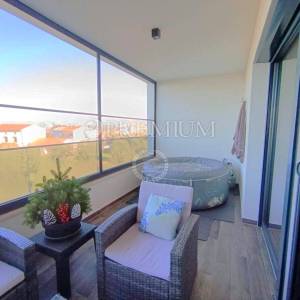 Malinska, apartman s prostranom terasom u urbanoj vili!