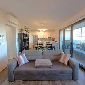 Malinska, apartman s prostranom terasom u urbanoj vili!