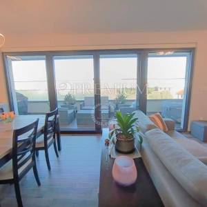 Malinska, apartman s prostranom terasom u urbanoj vili!