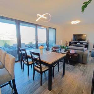 Malinska, apartman s prostranom terasom u urbanoj vili!