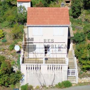 MANJA KUĆA NA OTOKU MLJETU