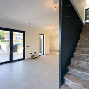 Medulin. Prodaje se dvojna vila sa bazenom i garažom