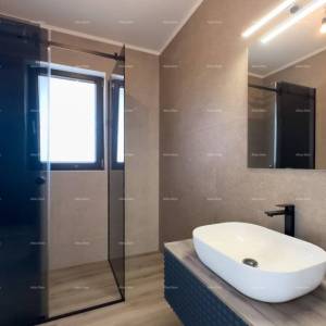 Medulin. Prodaje se dvojna vila sa bazenom i garažom