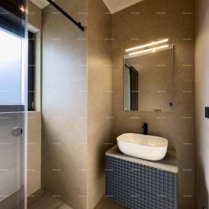 Medulin. Prodaje se dvojna vila sa bazenom i garažom