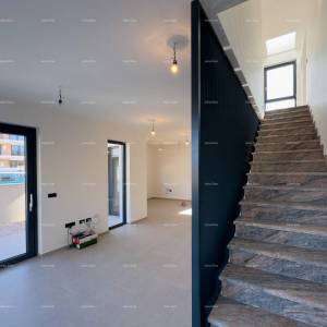 Medulin. Prodaje se dvojna vila sa bazenom i garažom