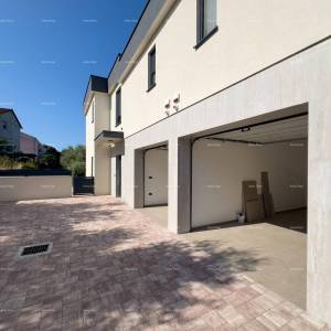 Medulin. Prodaje se dvojna vila sa bazenom i garažom