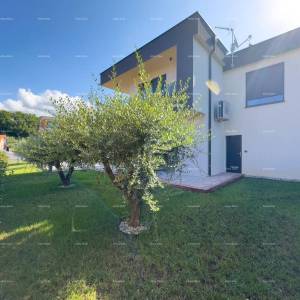 Medulin. Prodaje se dvojna vila sa bazenom i garažom