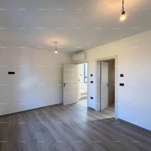 Medulin. Prodaje se dvojna vila sa bazenom i garažom