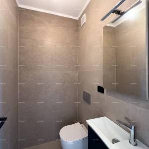 Medulin. Prodaje se dvojna vila sa bazenom i garažom