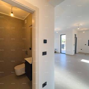 Medulin. Prodaje se dvojna vila sa bazenom i garažom