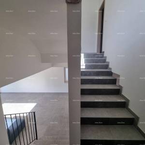 Moderna duplex kuća s krovnom terasom i panoramskim pogledom na more