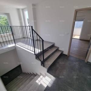 Moderna duplex kuća s krovnom terasom i panoramskim pogledom na more