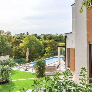 Moderna dvojna kuća sa bazenom u mirnom Svetvinčentu, idealna za odmor ili najam!