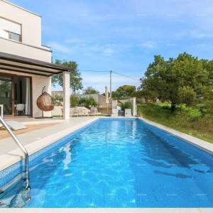 Moderna dvojna kuća sa bazenom u mirnom Svetvinčentu, idealna za odmor ili najam!